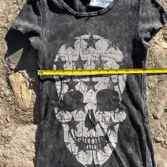 FITS S TO XL SNUG BLACK SKULL CREWNECK TEE - Picture 6 of 7